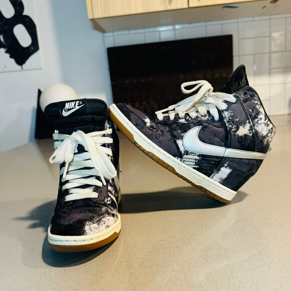 Nike Black and White Athletic Shoes - Picture 5 of 7